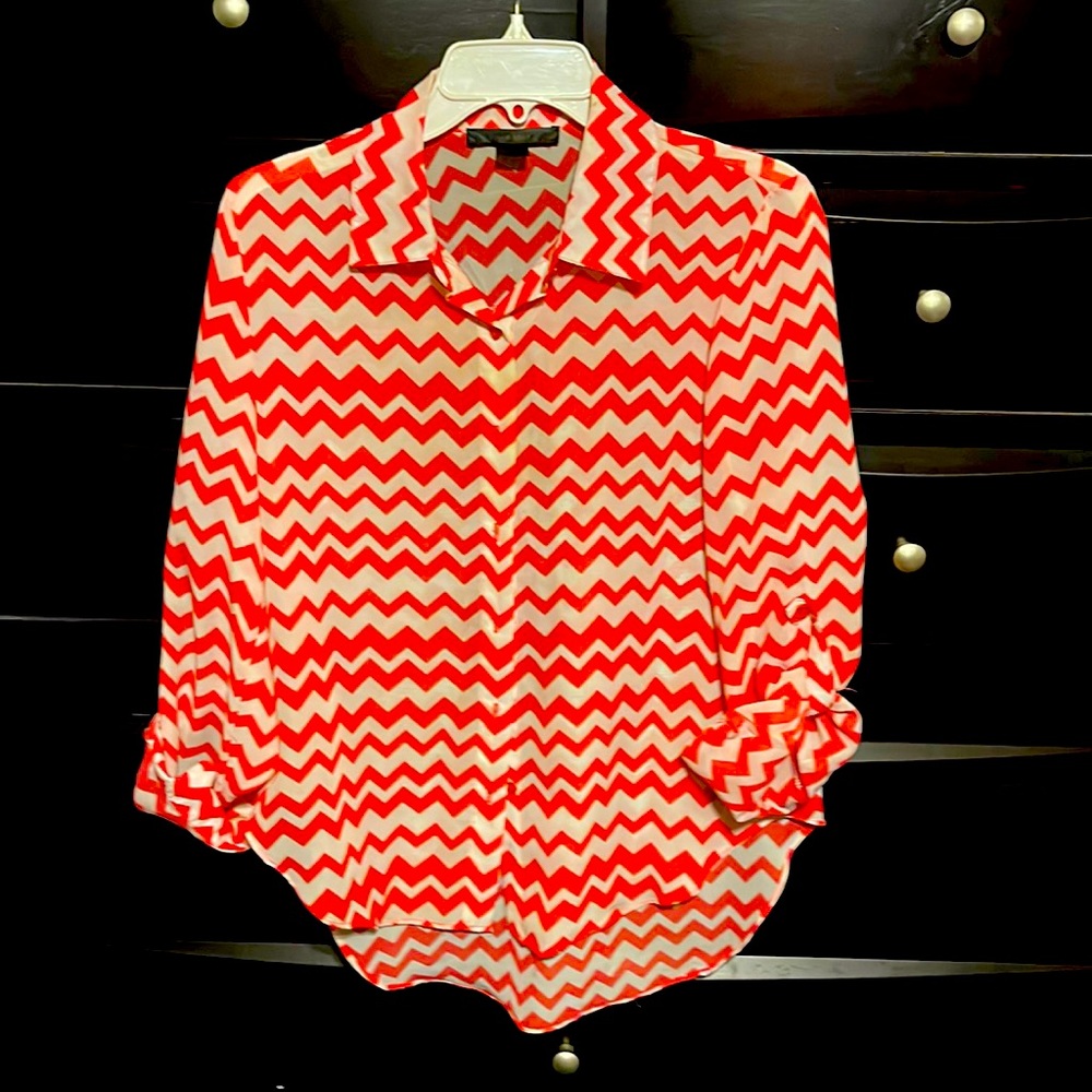 Chevron white and red top,button down long sleeve